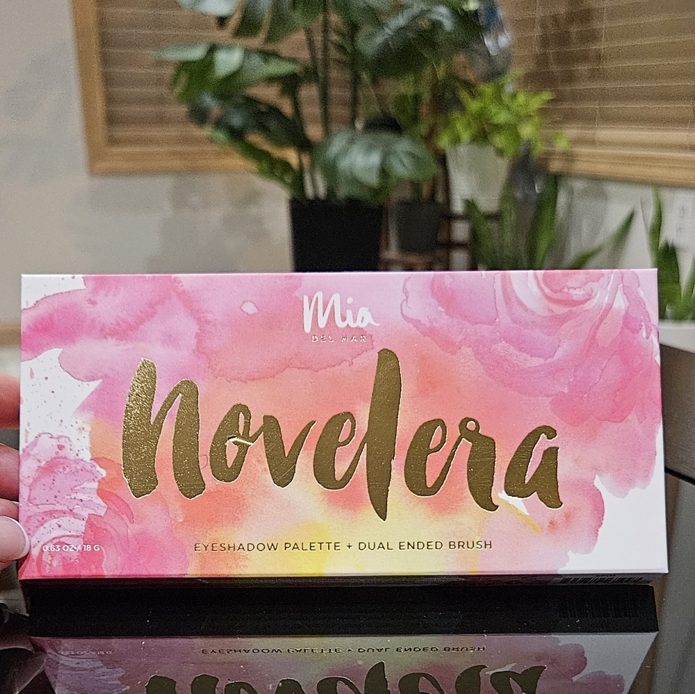 MIA Eyeshadow Palette & Brush